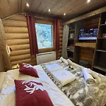 Le Grand Cerf En Rondins Avec Jacuzzi